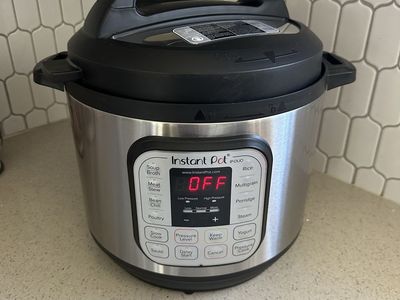 8 QT Instant Pot Multi-Use Pressure Cooker & Slow Cooker