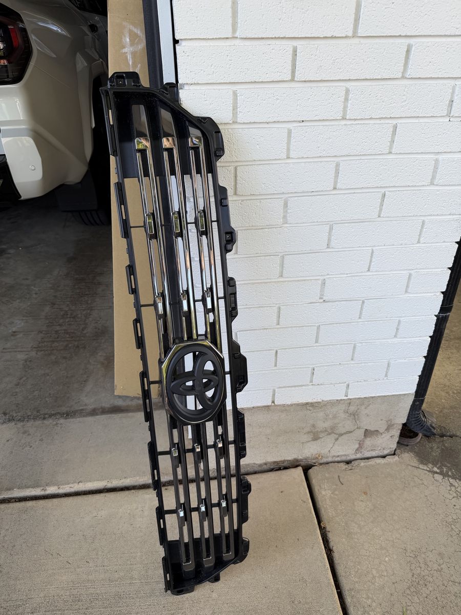 2025–2026 Toyota 4Runner Platinum OEM Front Grille – Smoked Black Chrome