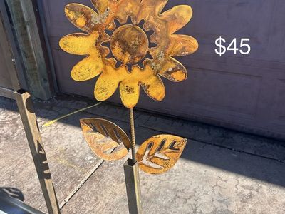 Metal yard flower