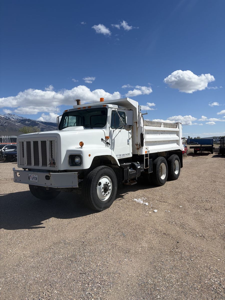 2000 2654 International dump truck