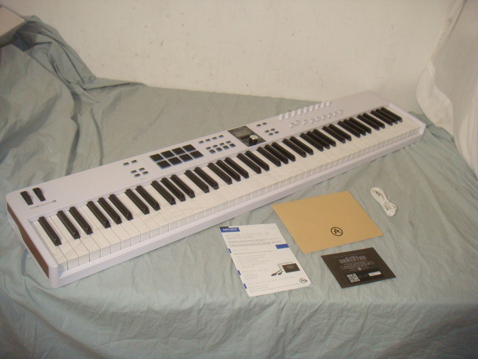 ARTURIA ESSENTIAL 88 MK3 88-key USB MIDI KEYBOARD CONTROLLER -WHITE