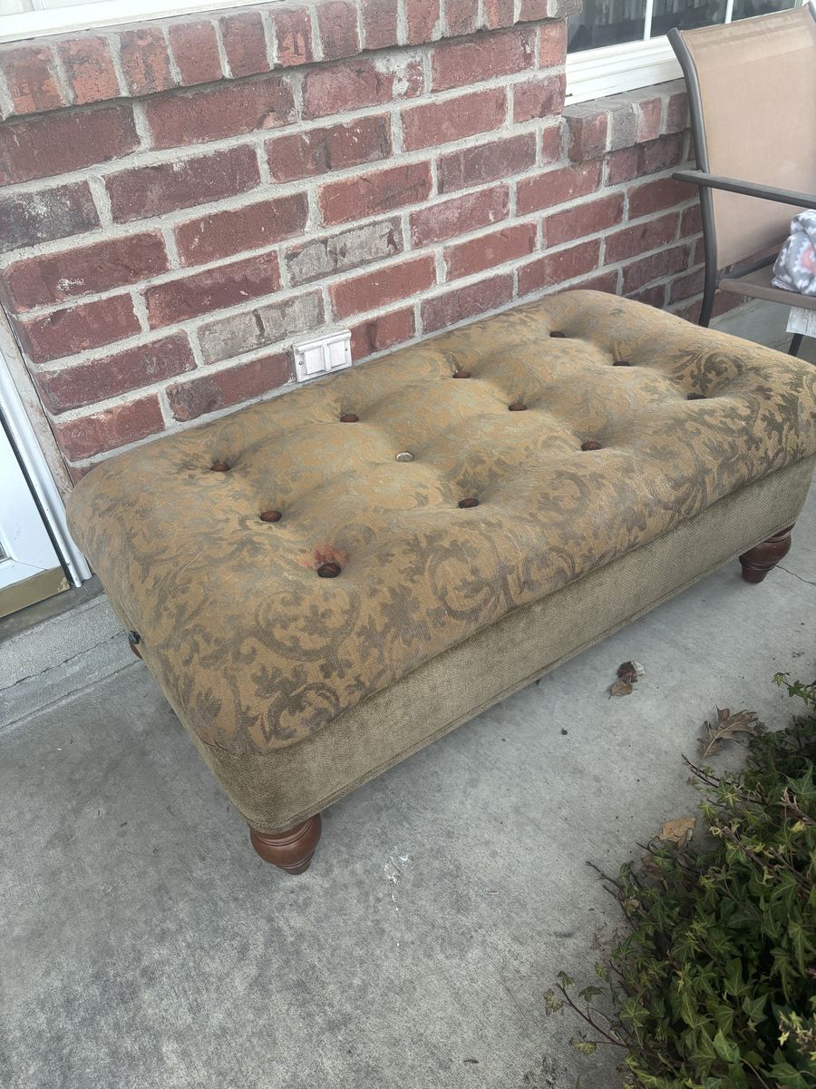 FREE Tufted bench