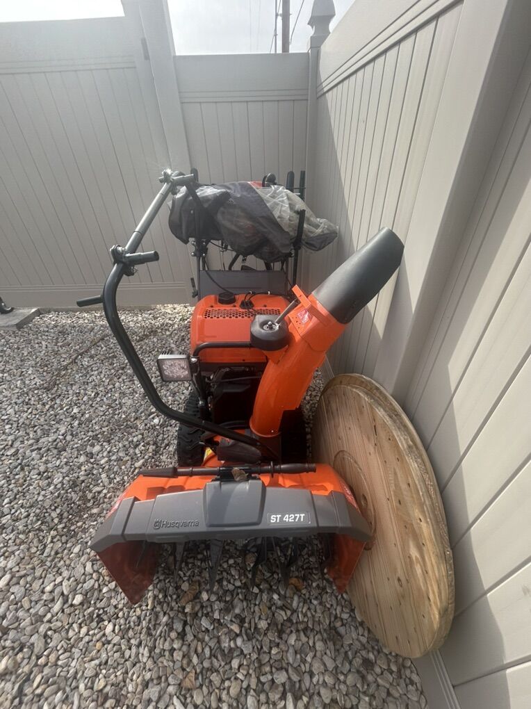 Husqvarna ST 427T Snow Blower