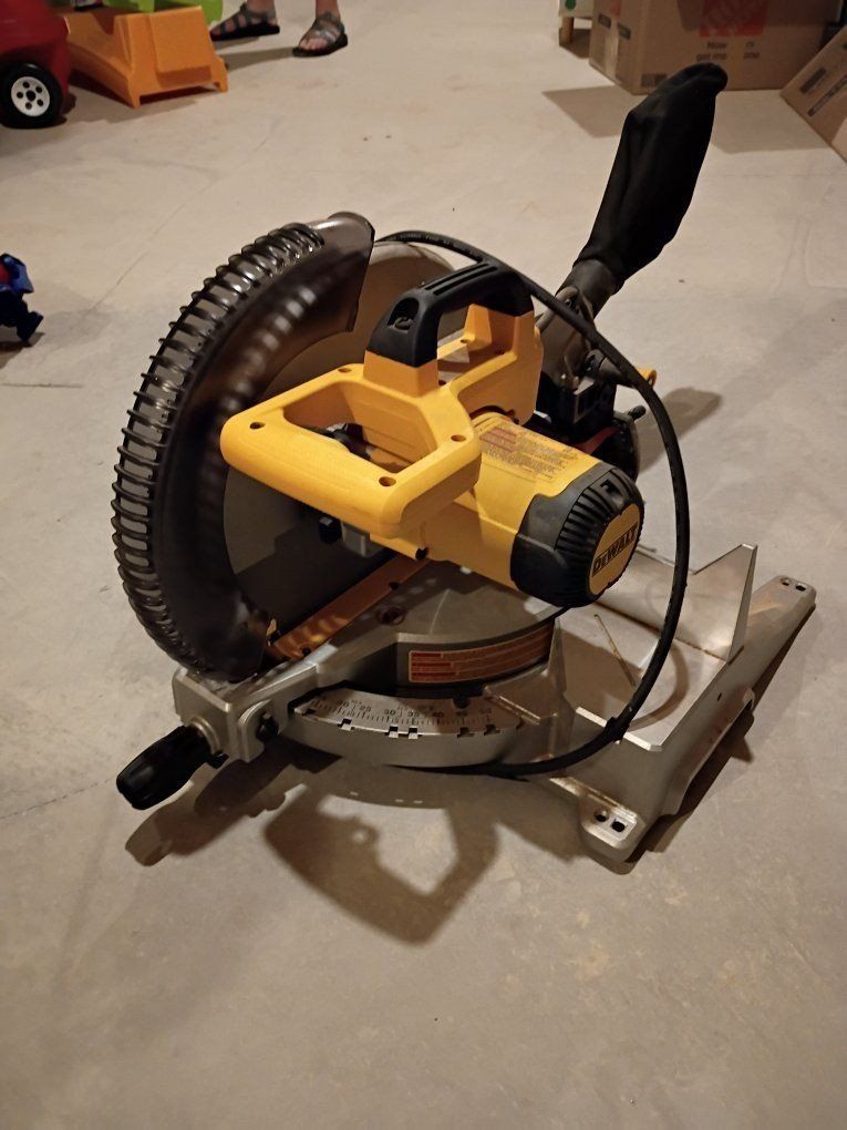 DEWALT 10-Inch Miter Saw