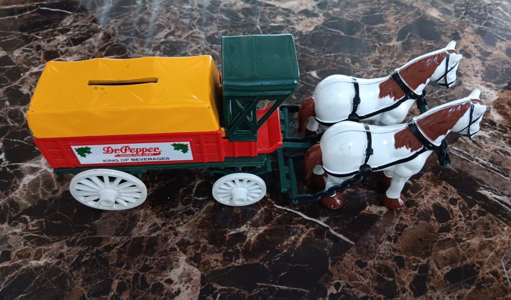 1995 Ertl Collectibles Dr. Pepper horse and wagon