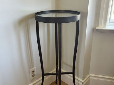 Tall Metal Plant Stand / Accent Table with Glass Top – 32”