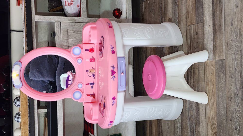 Step 2 Pretty & Posh Toddler Play Vanity