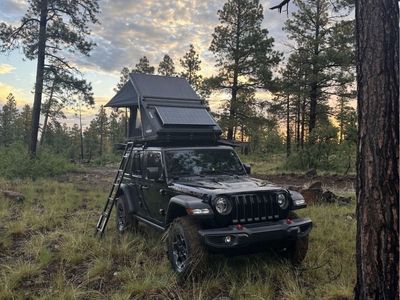 WildFinder Hardshell Rooftop Tent With Solar Panel