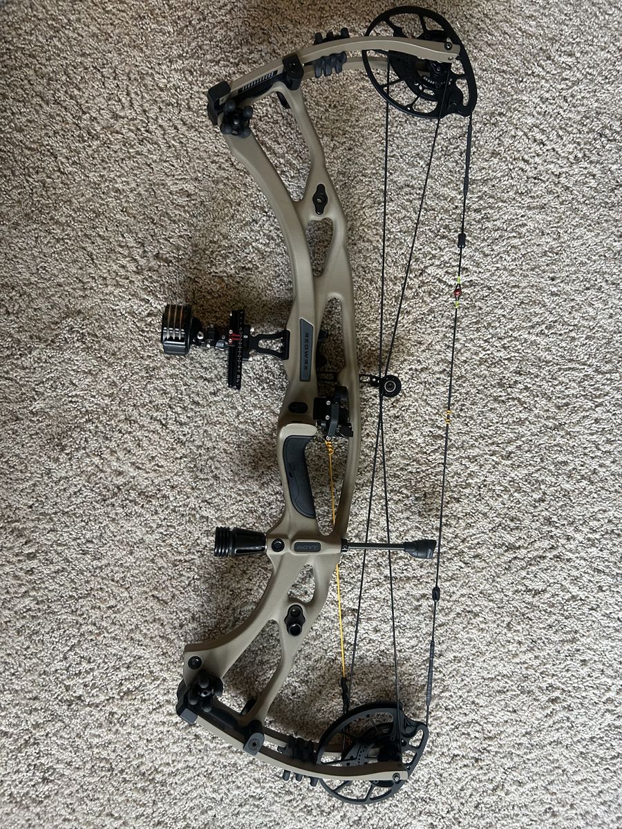 Hoyt RX-7 Compound Bow - Right Handed in Tan