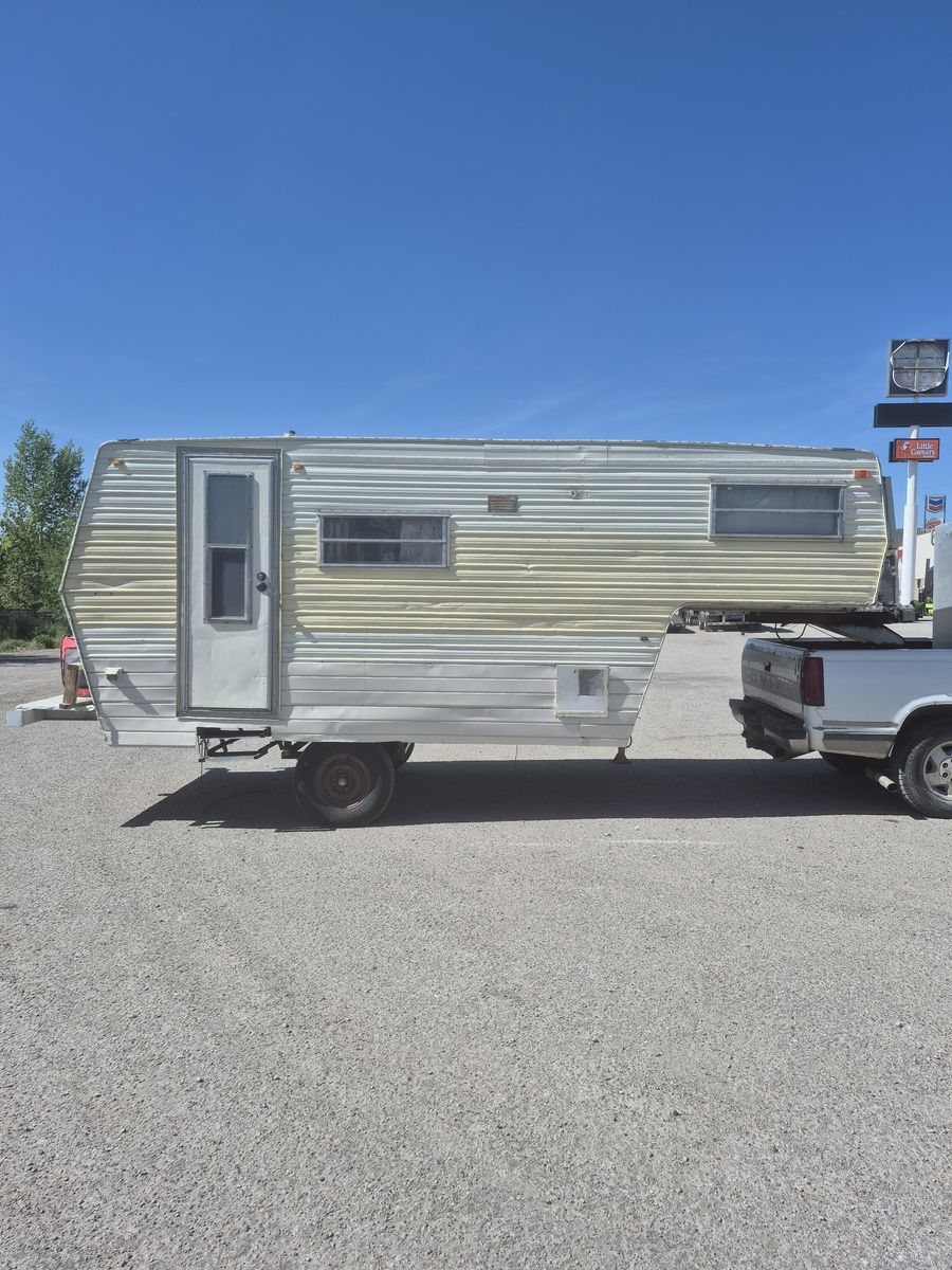 1976 22 foot 5th wheel fleetwood wilderness camping trailer