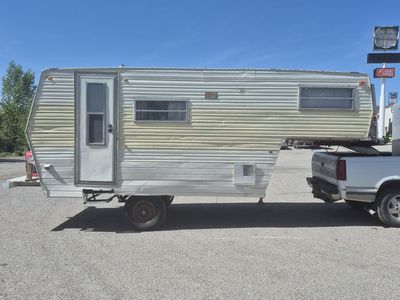 1976 22 foot 5th wheel fleetwood wilderness camping trailer