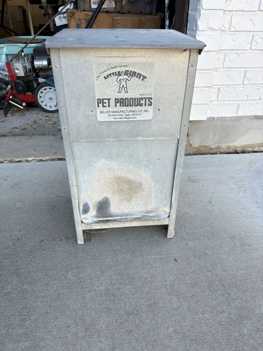 Pet lodge chow hound. Pet feeder