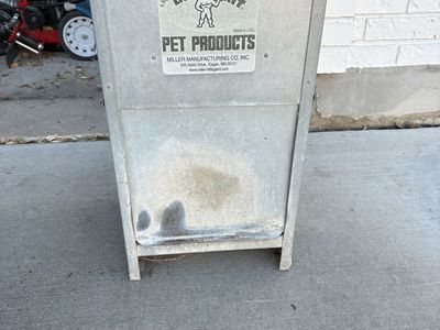 Pet lodge chow hound. Pet feeder