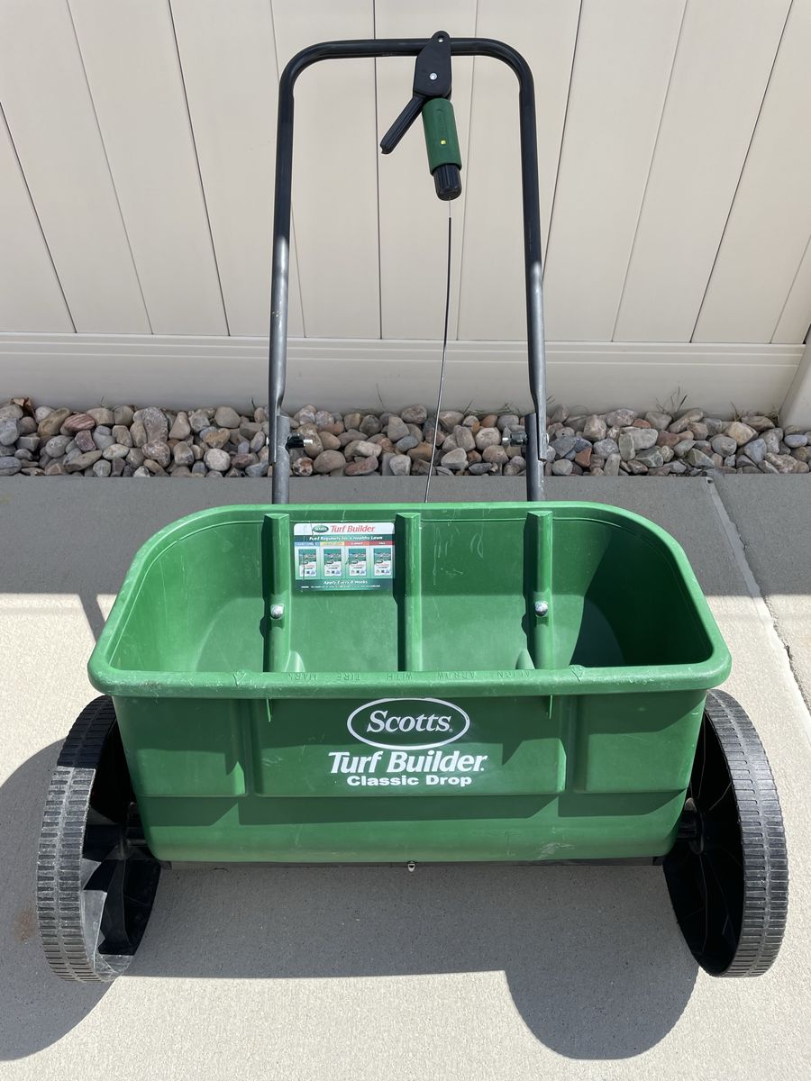 Scott’s Classic Drop fertilizer spreader