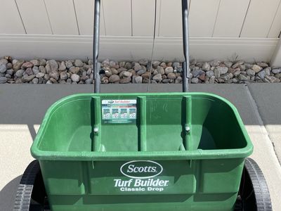 Scott’s Classic Drop fertilizer spreader