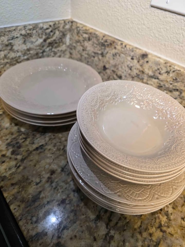 The Pioneer Woman Vintage Lace 12-Piece Dinnerware Set