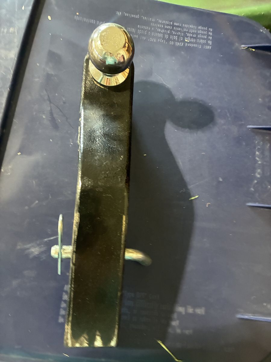 Trailer towing hitches