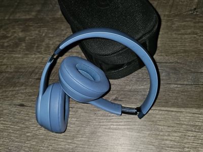 Beats Solo4 Wireless On-Ear Headphones - Blue with Carrying Case