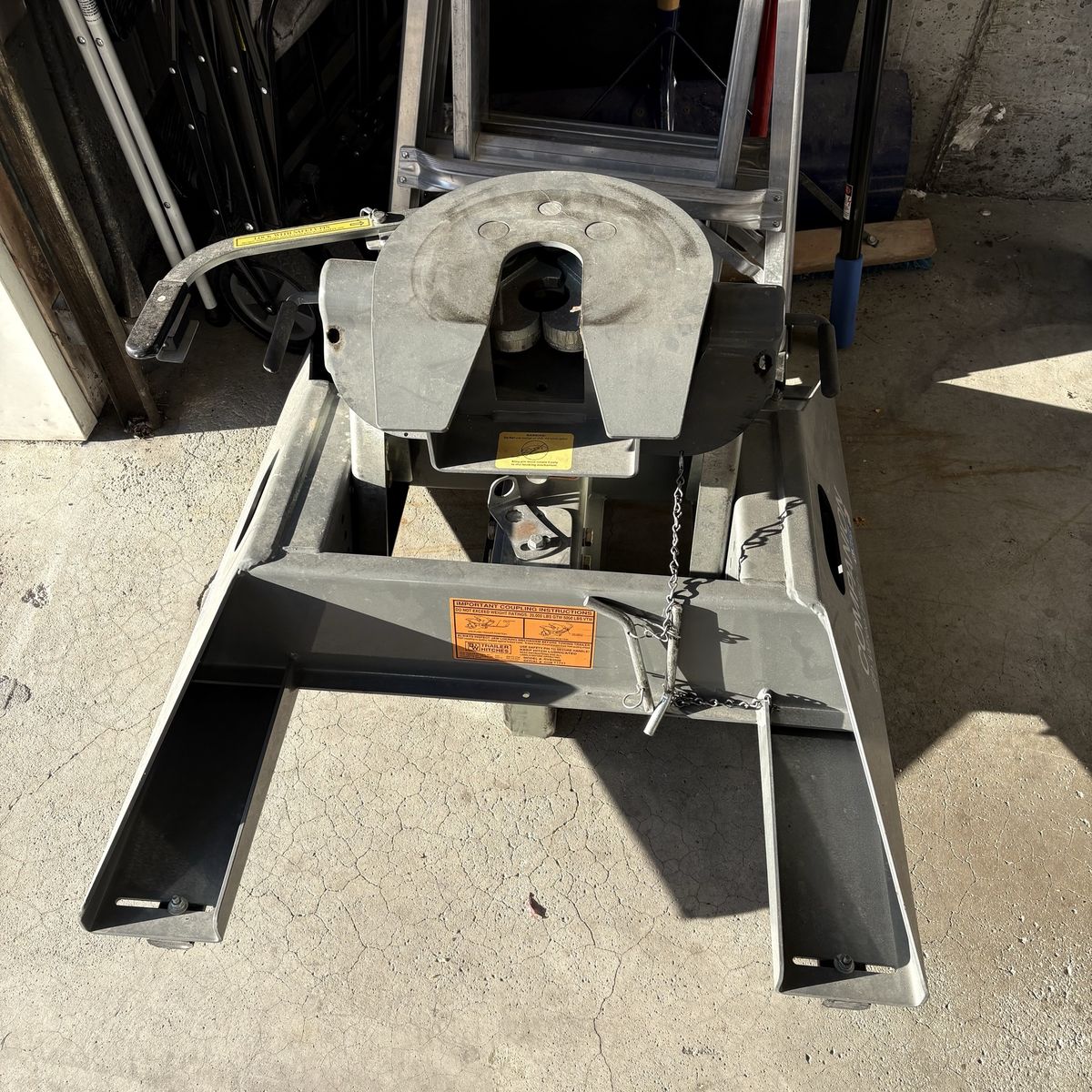 B&W Companion OEM 5th Wheel Hitch for RV Towing, Excellent Condition