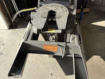 B&W Companion OEM 5th Wheel Hitch for RV Towing, Excellent Condition