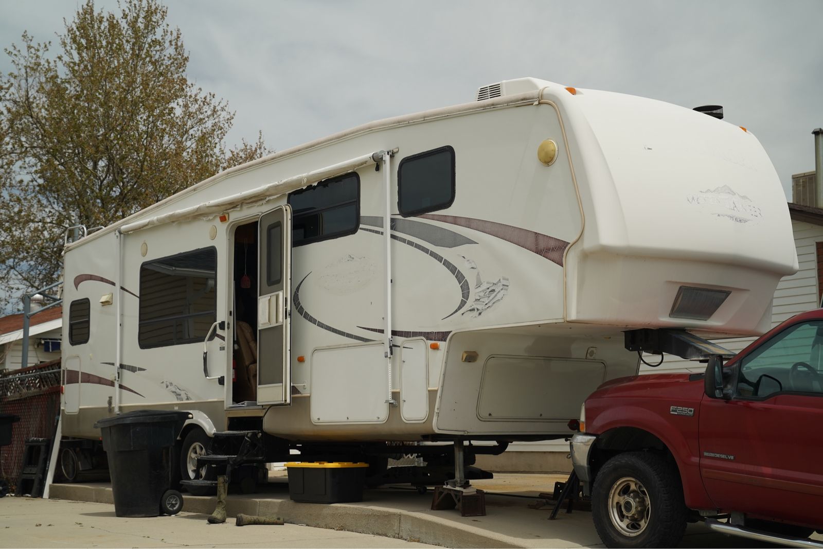 2009 Keystone Mountaineer 29’ 5th Wheel – 2 Slides – Dual A/C