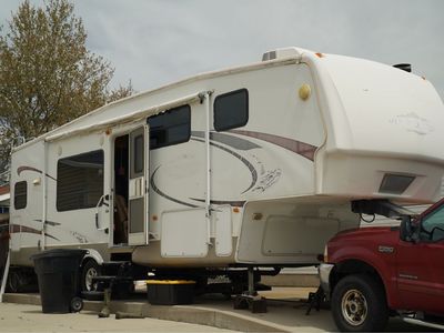 2009 Keystone Mountaineer 29’ 5th Wheel – 2 Slides – Dual A/C