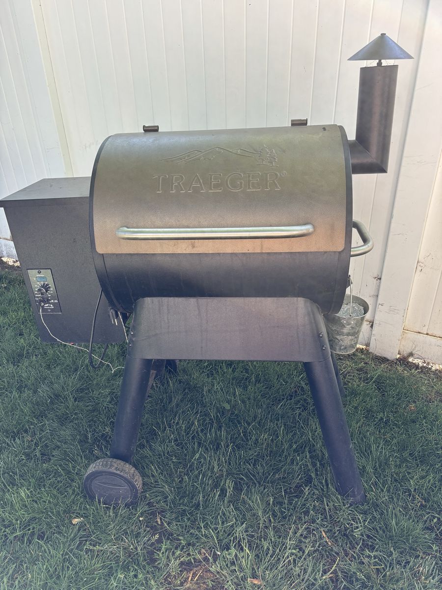 Traeger Junior Elite 20 Pellet Grill Smoker w/ Cover