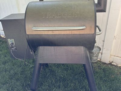 Traeger Junior Elite 20 Pellet Grill Smoker w/ Cover