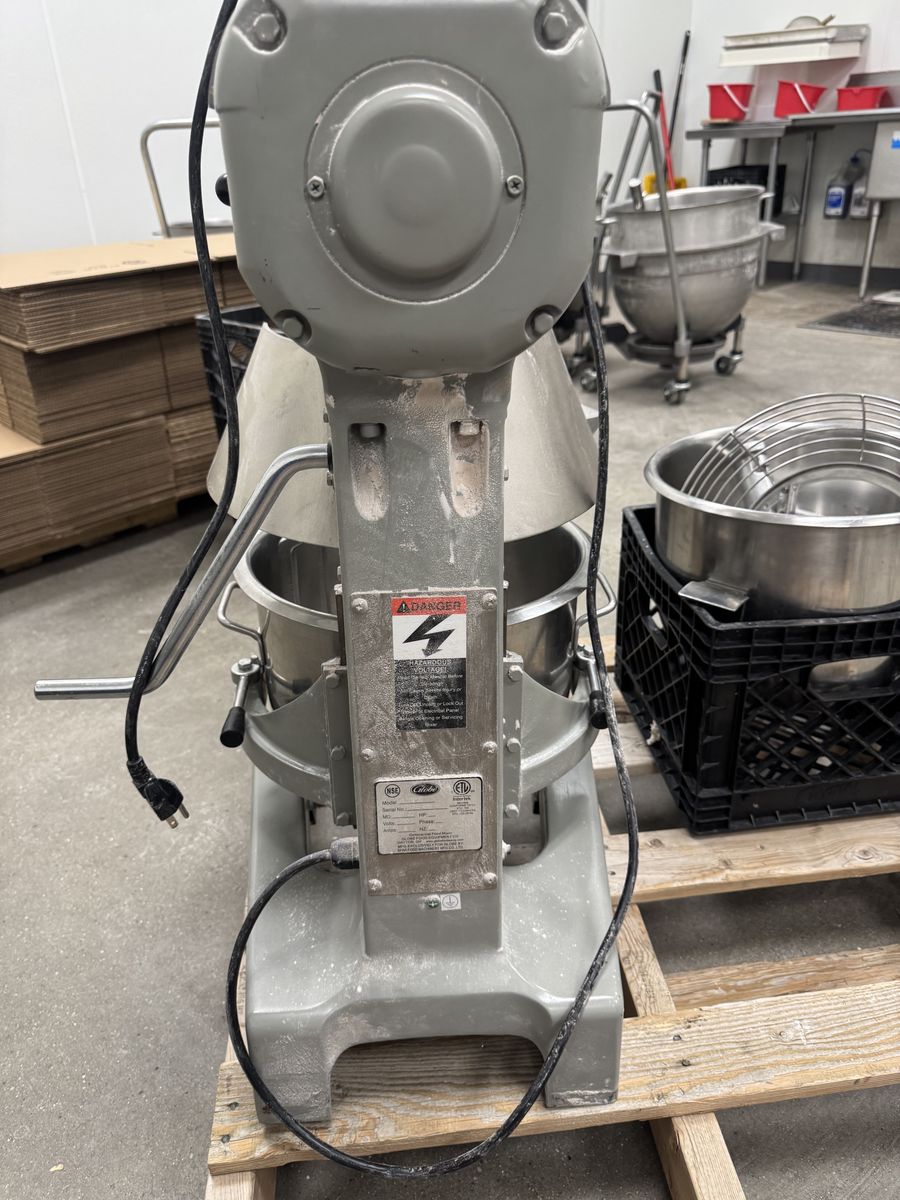Globe SP20 20-Quart Commercial Mixer with Bowl and Beater