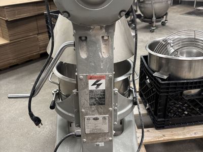 Globe SP20 20-Quart Commercial Mixer with Bowl and Beater