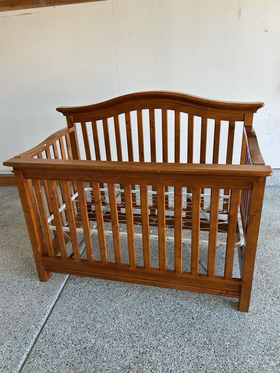 Baby crib, convertible to toddler bed