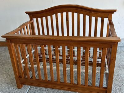 Baby crib, convertible to toddler bed