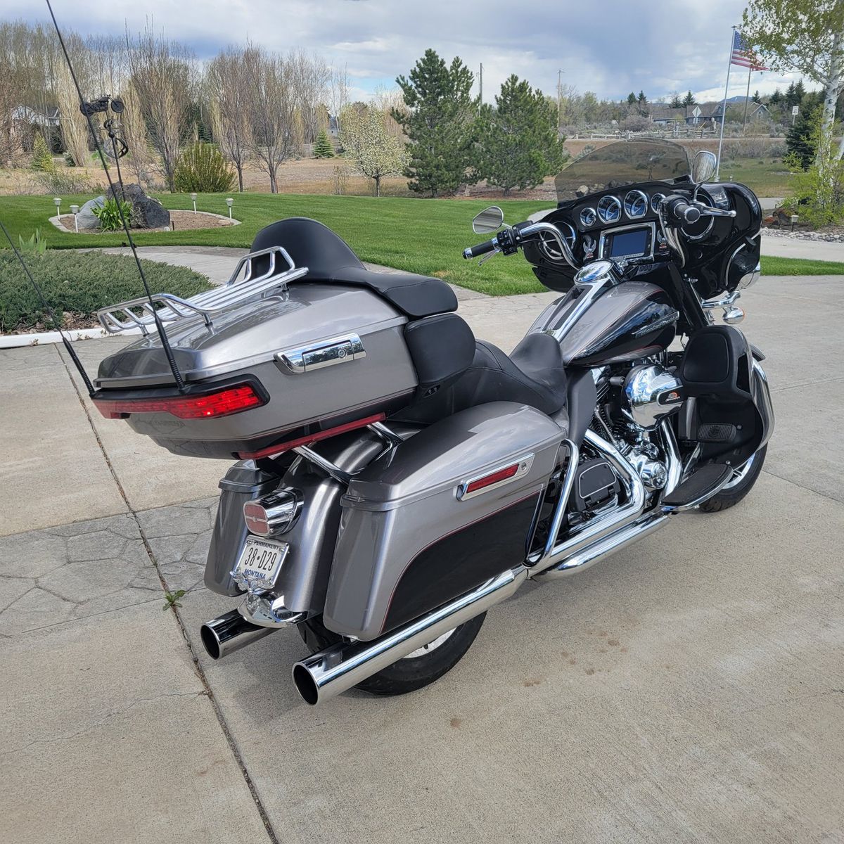 2014 13,200 OBO Harley Davidson Electra Glide Ultra Limited Motorcycle Black/Gray Excellent Condition