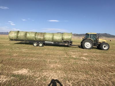 Round bale hauler