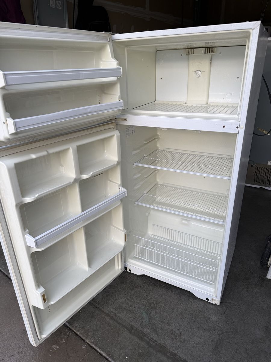 Sears Kenmore White Top-Freezer Refrigerator works great its plug in for u to see $80