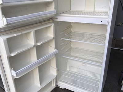 Sears Kenmore White Top-Freezer Refrigerator works great its plug in for u to see $80