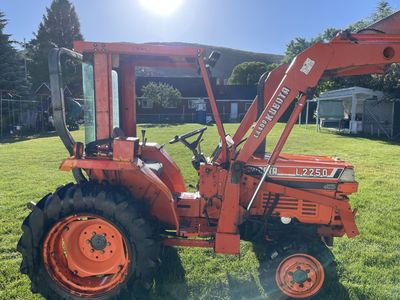 1991 Kubota L2250 Tractor - LA 400 Front End Loader