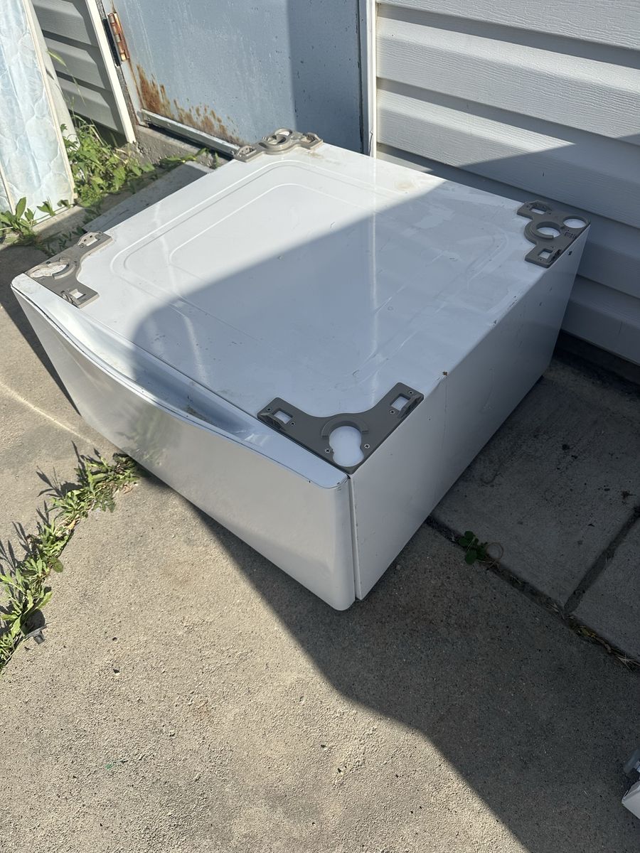 (2) LG laundry pedestals WPD4W