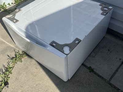 (2) LG laundry pedestals WPD4W