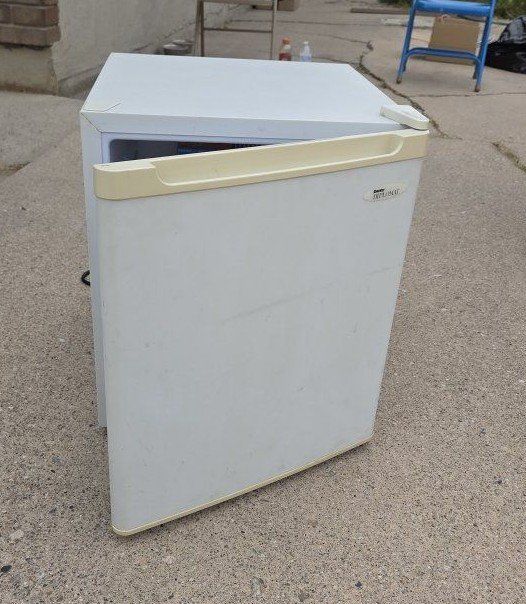 danby 1.7 cubic feet mini fridge refrigerator