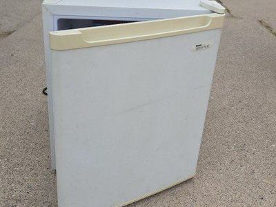 danby 1.7 cubic feet mini fridge refrigerator