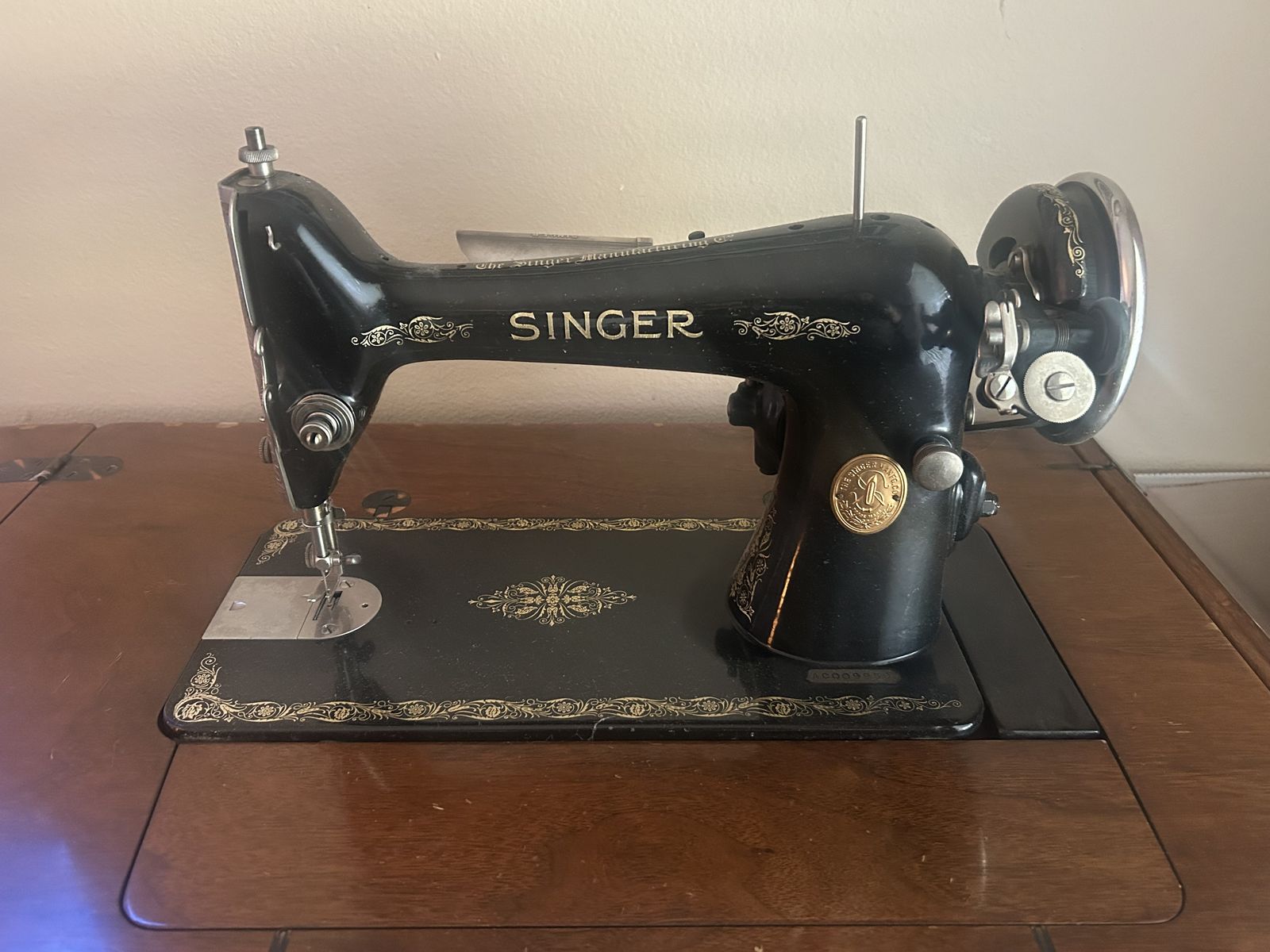 Vintage Singer Sewing Machine in Wooden Cabinet