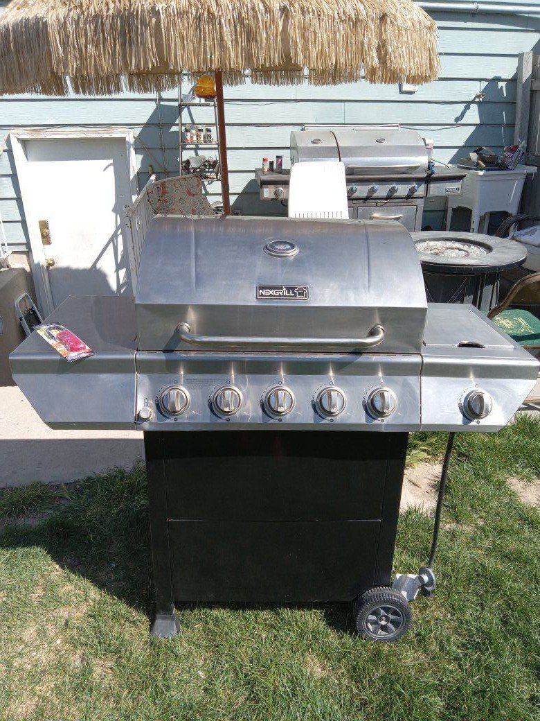 Nexgrill 5 Burner Propane Grill W/ Side Burner
Gri