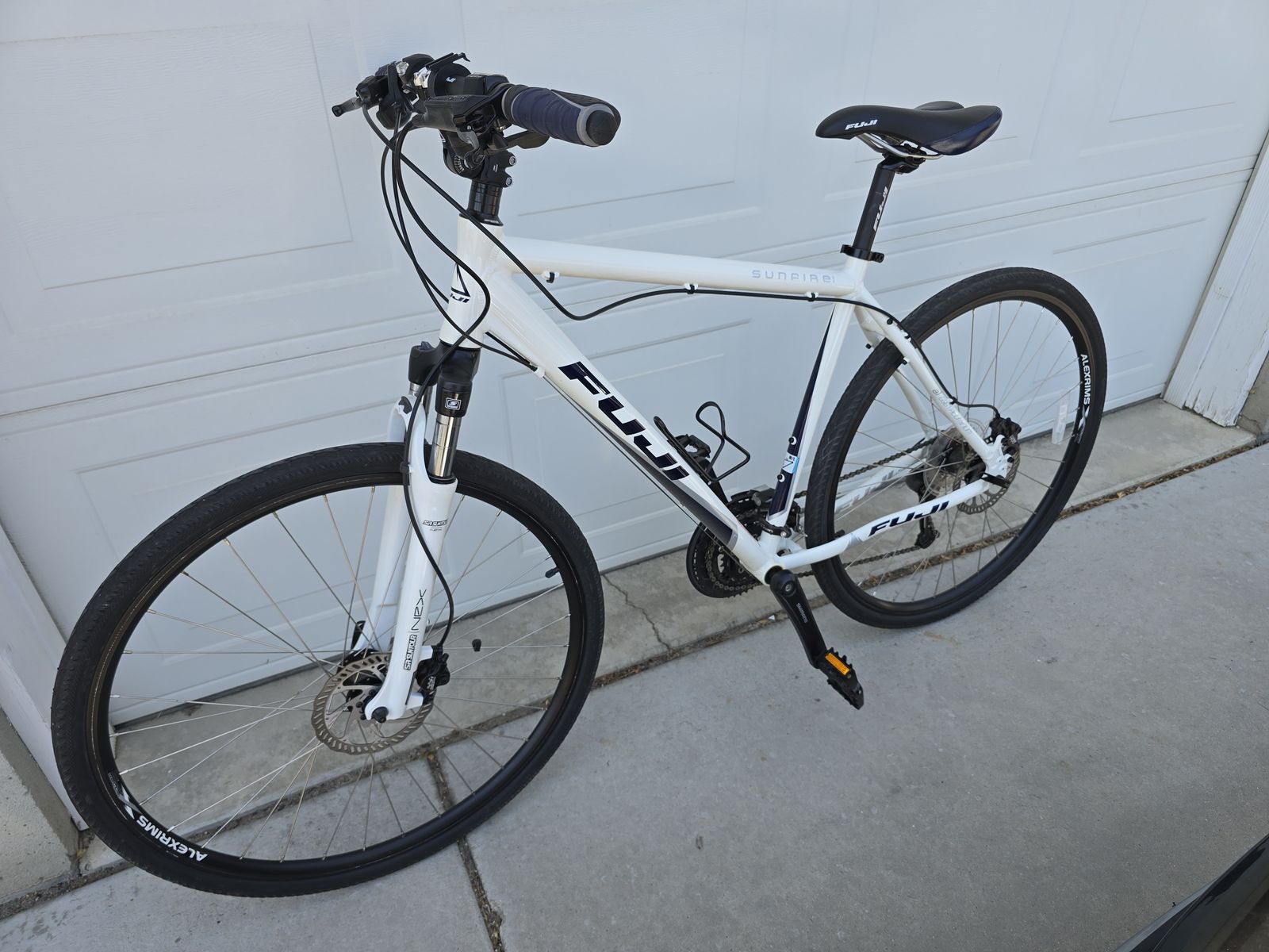 Fuji Sunfire Hybrid Bike - White, Excellent Condition