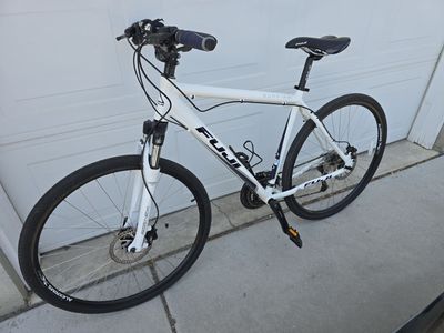 Fuji Sunfire Hybrid Bike - White, Excellent Condition