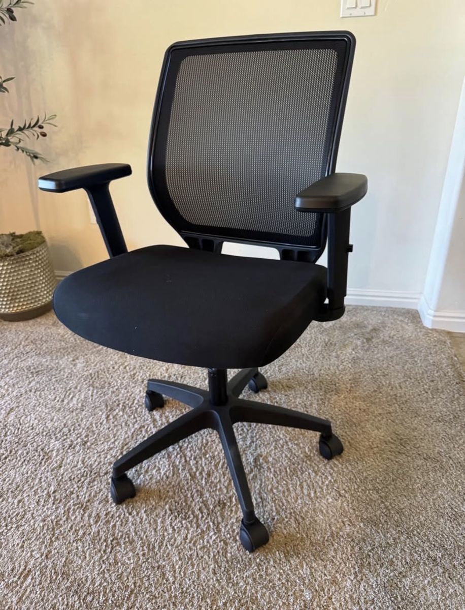 Black Ergonomic Mesh Office Chair with Lumbar Support & Adjustable Arms - Excellent Condition