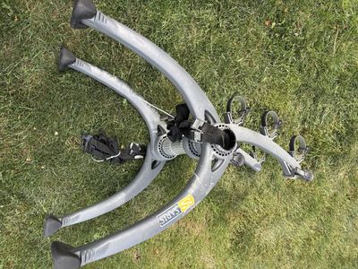 Saris 4 bike trunk rack in superb shape fits 90%cars and suvs and vans. You can get today for 60.00 cash only