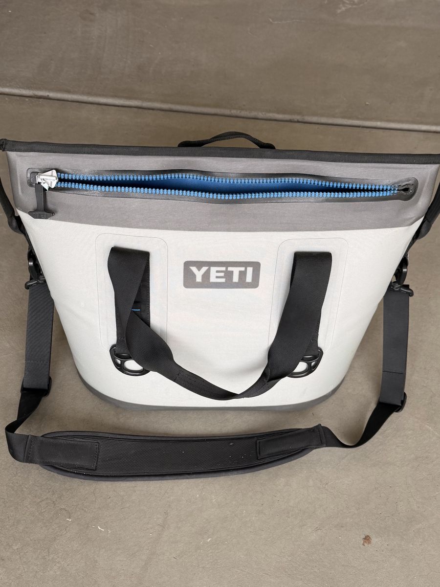 YETI Hopper M30 Soft Cooler Bag - Gray/White