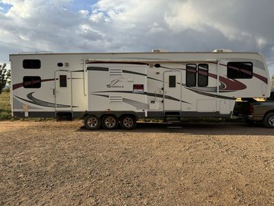 2008 Fleetwood Formula 40’ 5th wheel toyhauler