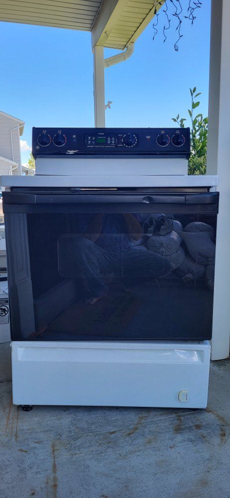 GE Electric Range Stove with Coil Burners and Oven